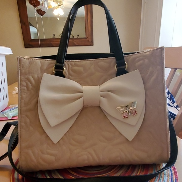 Betsey Johnson Handbags - Betsy Johnson Large Tote Betsey Johnson Handbags - Betsy Johnson Large Tote